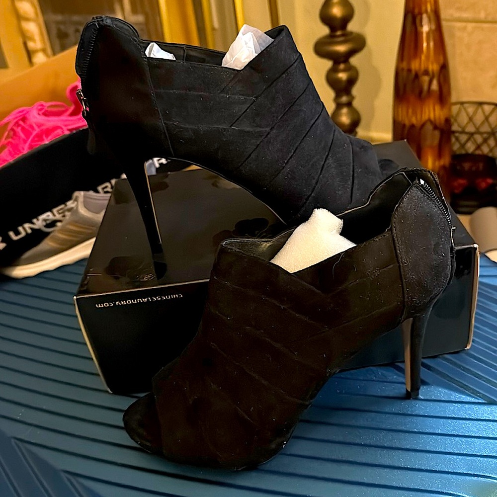 Saks Fifth Avenue- Size 10M 4inch Heels